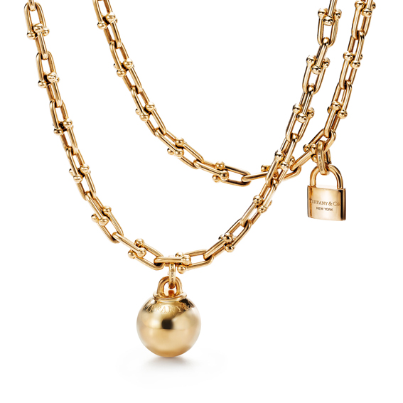 Tiffany Hard Wear系列,垂墜球形與鎖扣18K金雙圈項鍊,515,000元。